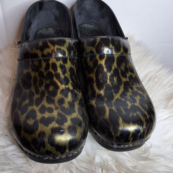 Dansko Green Patent  Leopard Clogs 40/10 - Picture 2 of 14